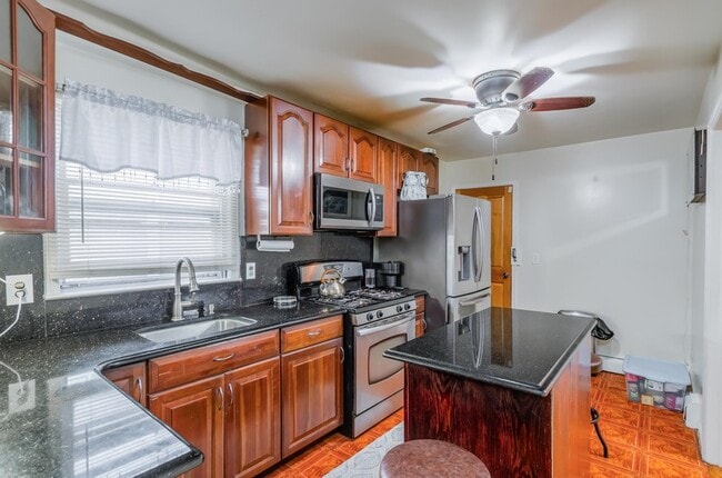 Building Photo - 310 Cator Ave