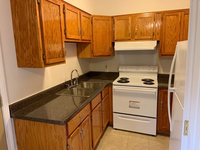 Building Photo - 2924 Holly Dr