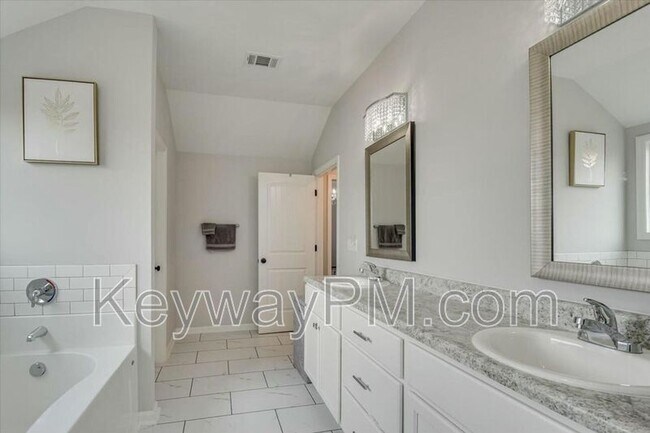 Building Photo - 1044 Mulford Lp