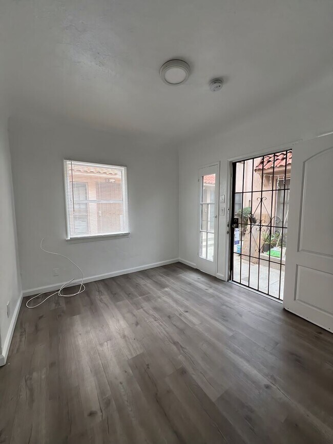 Building Photo - 542 W 49th St