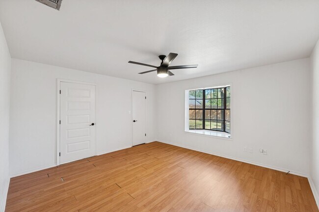 Building Photo - Modern Comfort, Warm Vibes Mission Gem