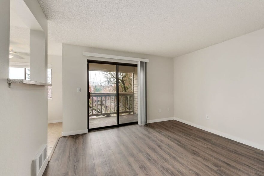 Interior Photo - Avon Park