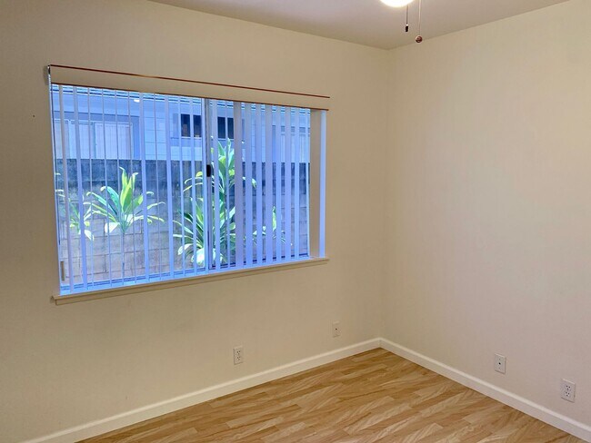 Building Photo - Beautiful SFH 4 bedroom, 2.5 bath, garage with large yard