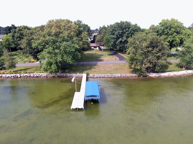 Building Photo - 202 Lac La Belle Dr