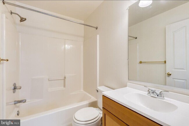 En Suit Bathroom - 6 Amberlady Ct
