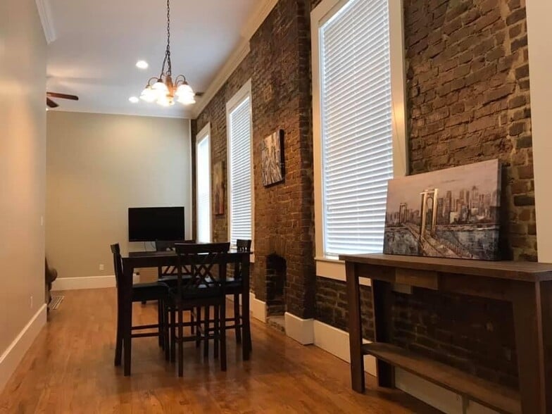 Dinning - 1512 Walnut St