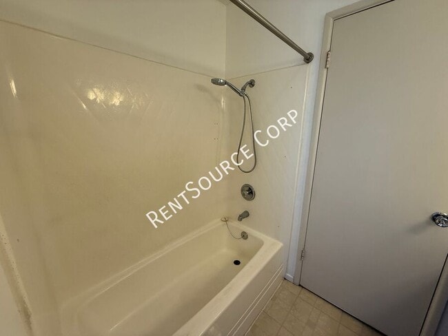 Building Photo - 39642 Country Club Dr