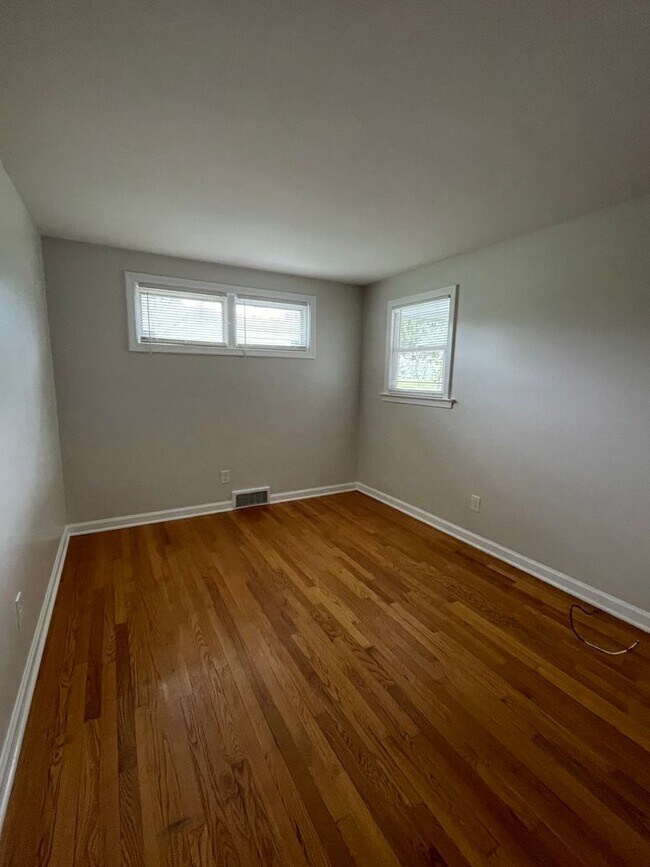 Building Photo - 2 Bedroom Ranch For Rent - Outer Comstock ...