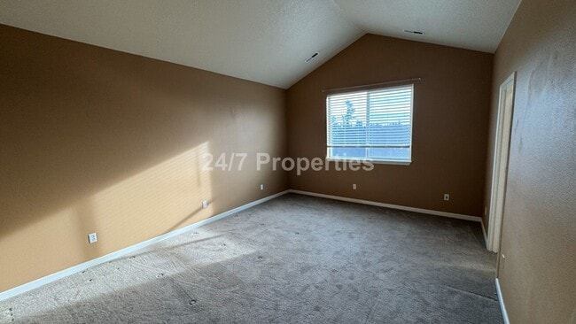 Building Photo - Inviting 3 BD I 2 BA Home - West Linn