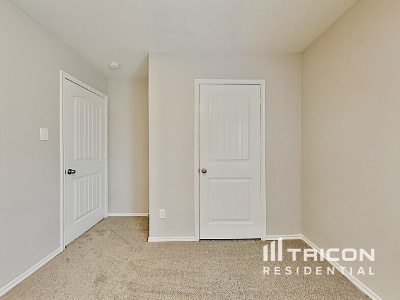 Building Photo - 3025 Iris Dr