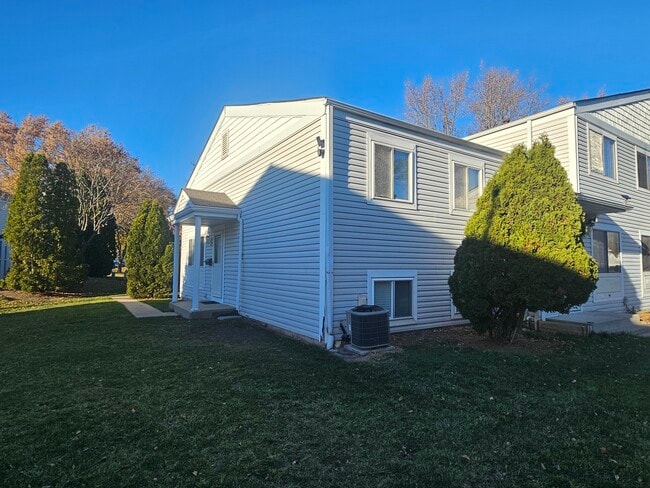 Building Photo - 811 Cambridge Pl