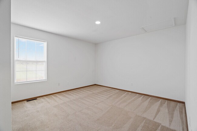 Building Photo - 2507 Carnation Dr
