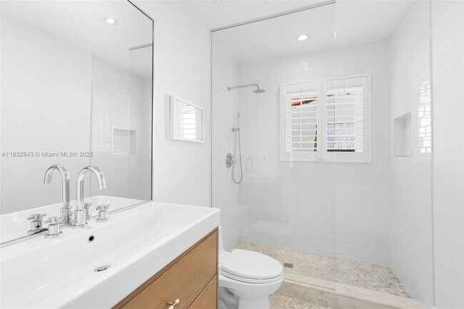 Building Photo - 712 NE 72nd St