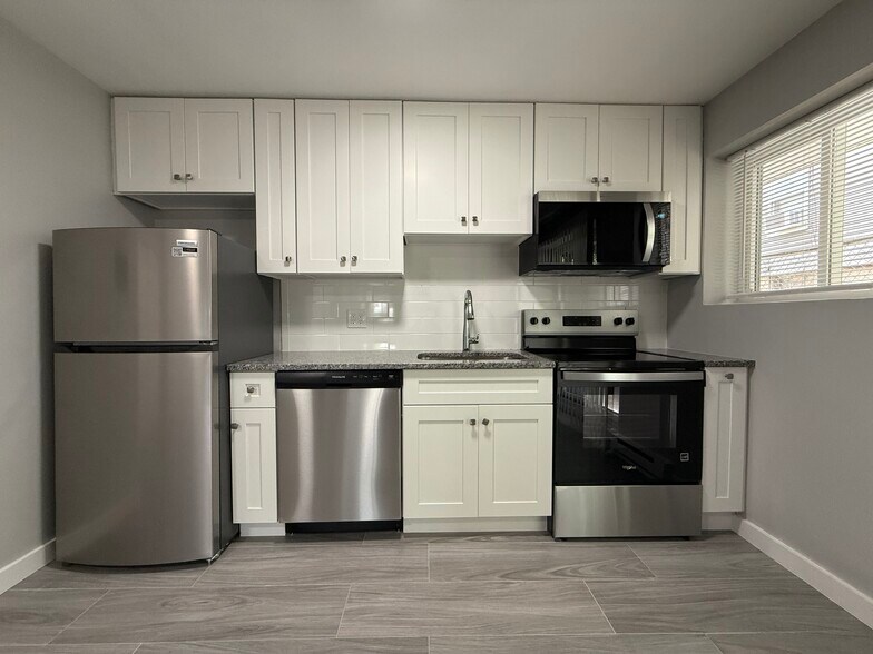 Building Photo - 565 Hyde Park Ave