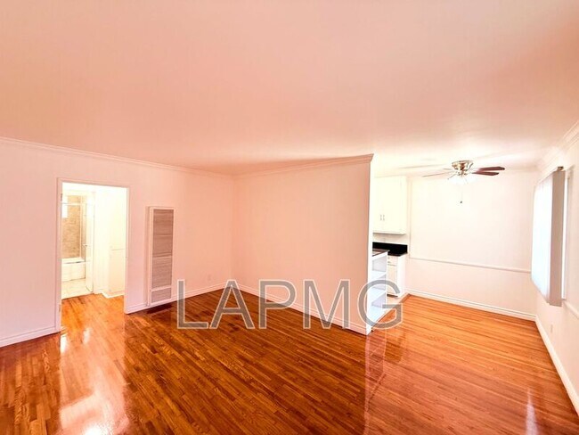 Building Photo - 1415 N Hudson Ave