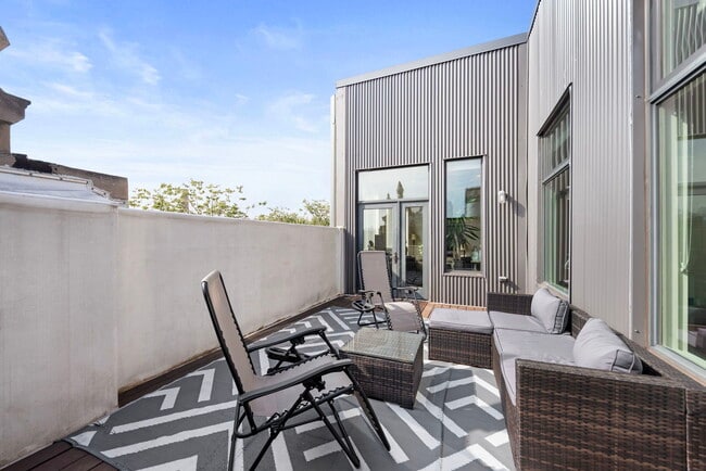 Building Photo - 1728 W Division St