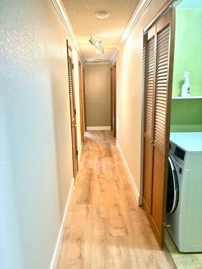 Building Photo - Beautiful open floorplan - 3 Bedroom/ 2 Ba...