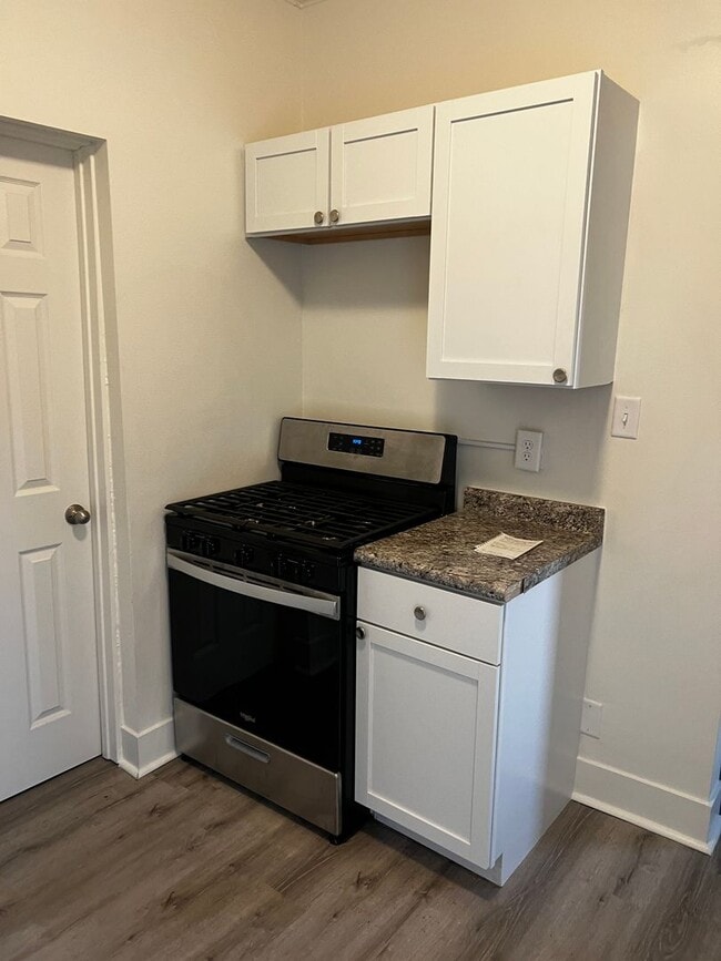 Building Photo - $950 Deposit $950 Rent