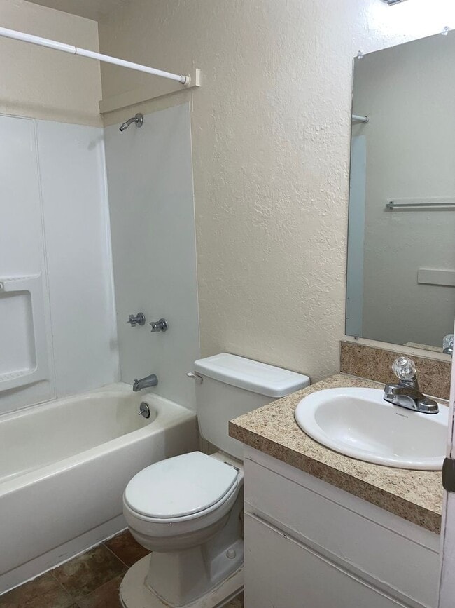 Building Photo - Ground level 1 bedroom apartment in Keizer