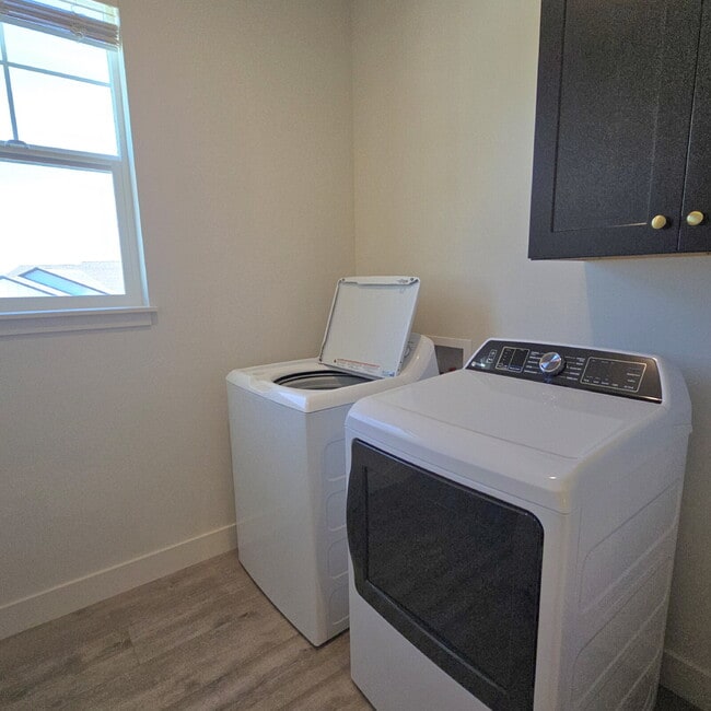 Building Photo - Move-in ready! 4 bedroom house with 3 car garage