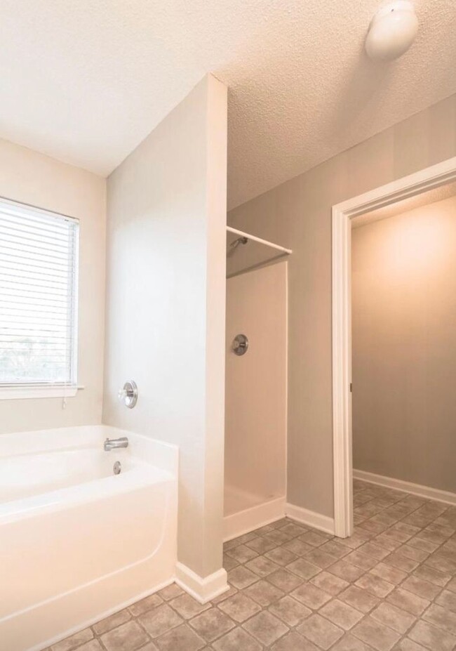 Building Photo - 3 Bedroom 2.5 Bath Crestview Townhome!