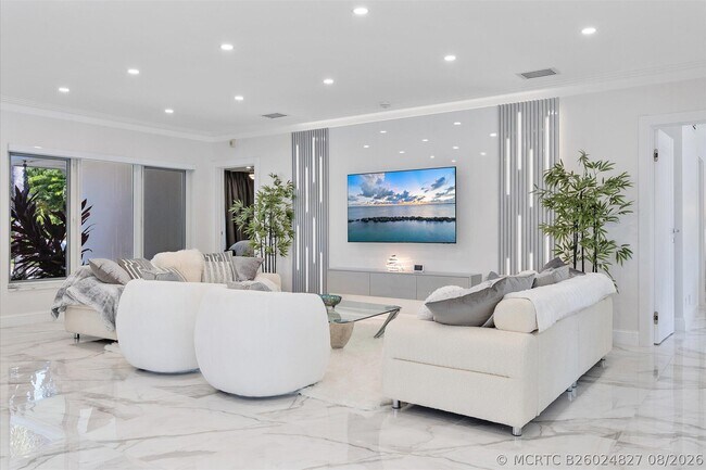 Building Photo - 207 Royal Palm Dr