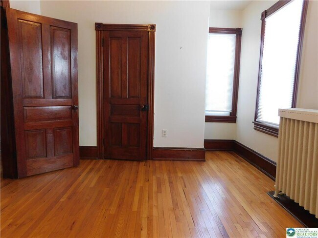 Building Photo - 300 S 9th St