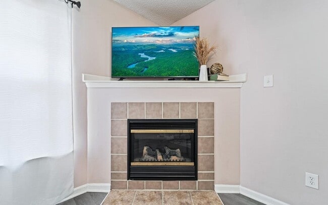 Building Photo - 2BR/2.5 Bath Townhome Minutes to Camp Lejuene