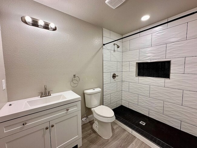 Building Photo - 1012 W 26th St