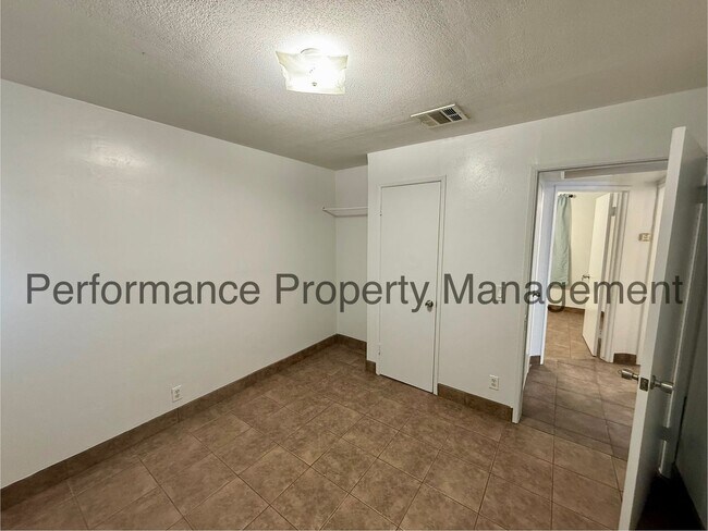Building Photo - Cute 2 Bed/1 Bath in Lamont w/ RBP/Pest Co...