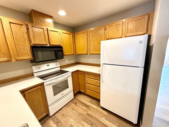 Building Photo - Introducing the Perfect Townhouse Steps Away from Central WA University!