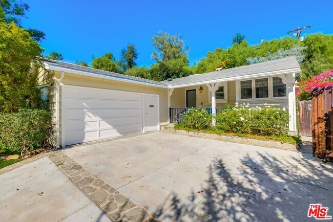 Building Photo - 21447 Providencia St
