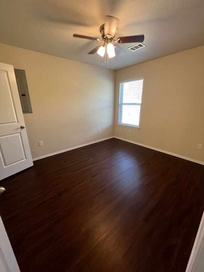 Building Photo - Paved Road/Cozy Home/Convenient location