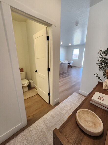 Building Photo - 2218 380 S