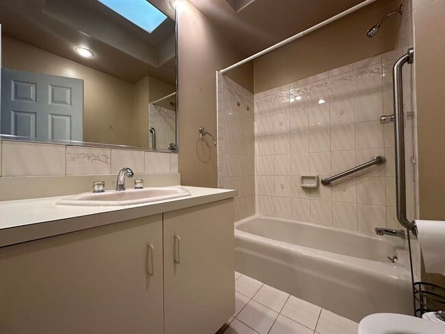 Building Photo - 3 bedroom 2 bath house in South Philly ava...