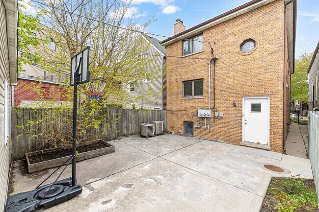 Building Photo - 2034 W Berteau Ave