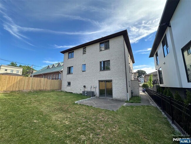 Building Photo - 407 Jane St