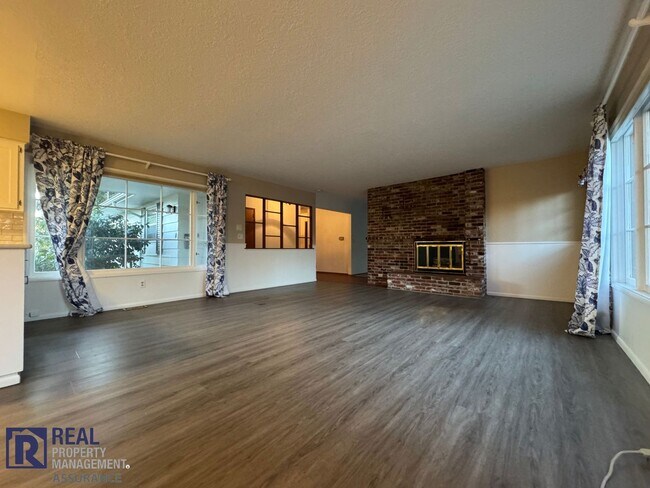 Building Photo - Charming 4 bedroom Rambler!