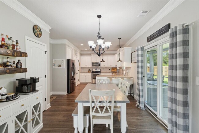 Building Photo - Spacious 4BR Home with Screened Porch & Fenced Yard in Effingham