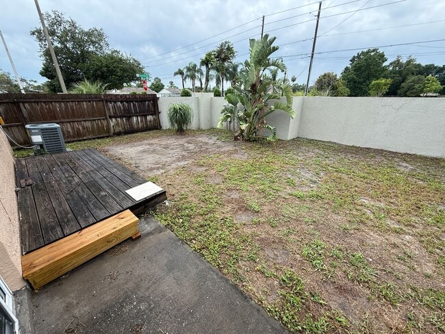 Building Photo - EAST ORLANDO: 3 bed/2 bath, 2 Car Garage A...