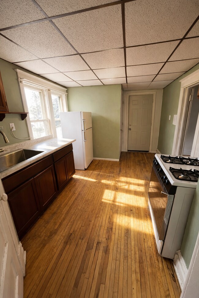 Building Photo - AVAILABLE JUNE - Upper 2 Bed 1 Bath in Billings Park Superior