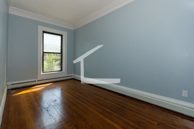 Building Photo - Beautiful, Fully Renovated Kenmore Square ...