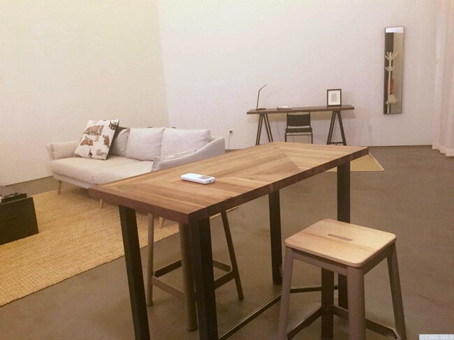 Building Photo - 747 1/2 Columbia St