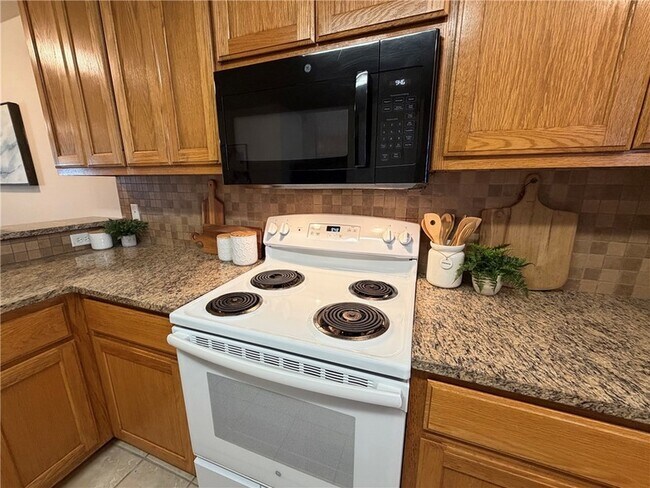 Building Photo - 903 Crepe Myrtle St