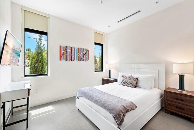 Building Photo - 1400 Bayview Dr