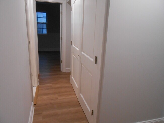 Building Photo - 50 Greenhouse Rd