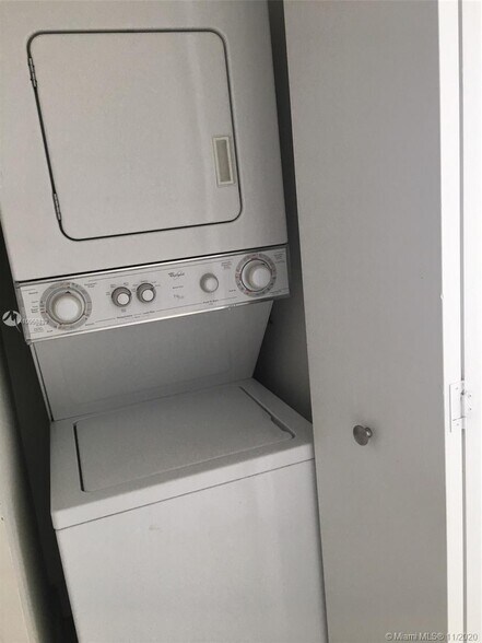 Building Photo - 1871 NW South River Dr