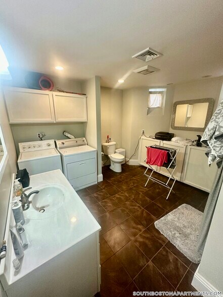 Building Photo - 209 I St