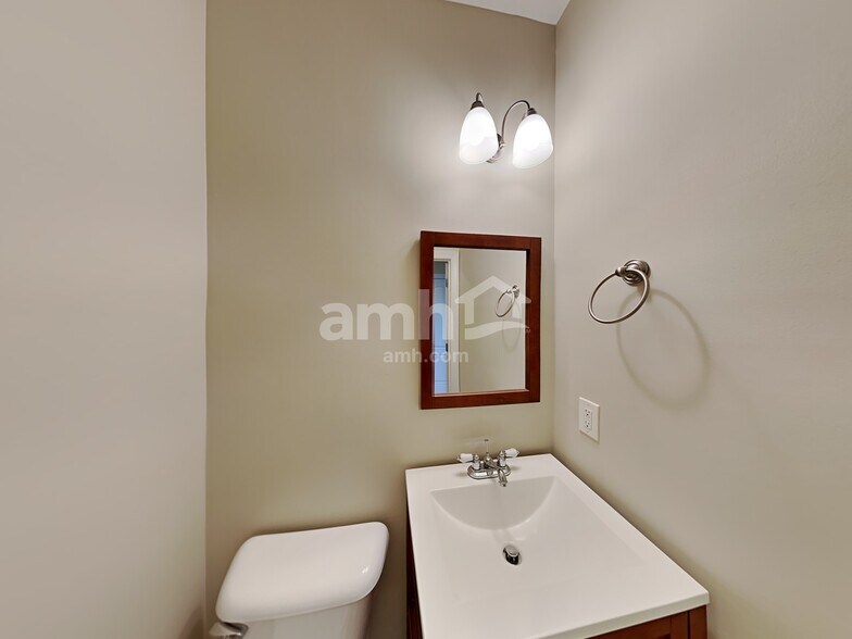 Building Photo - 111 Woodview Ct