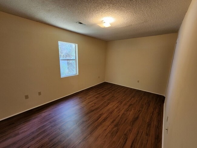 Building Photo - Quaint home located in City Limits
